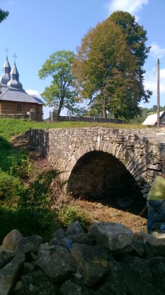 Remont kamiennego mostka w Olchowcu